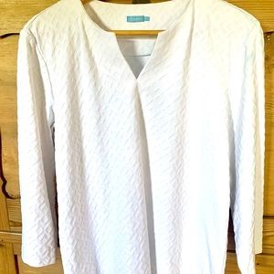 J. McLaughlin XL women’s white split neck top. 3/4 length sleeves.